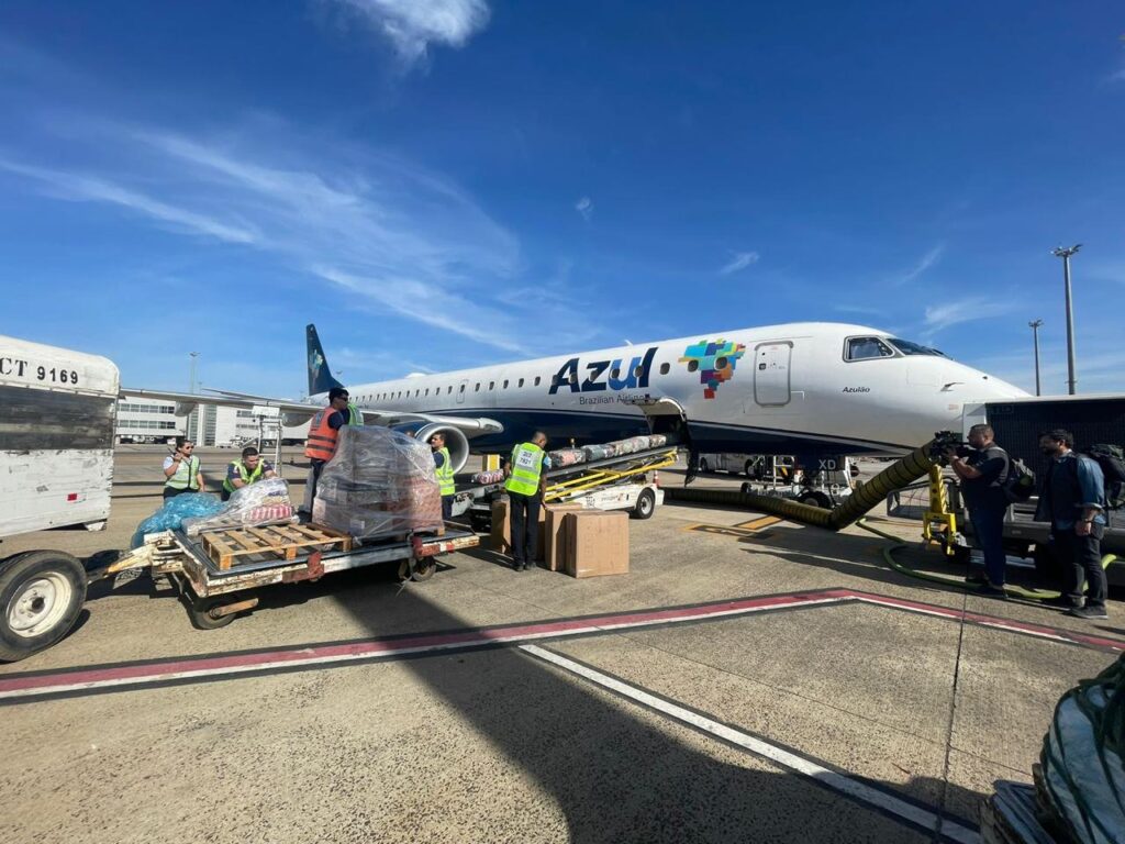 Ajuda humanitária da Azul ao Rio Grande do Sul já atingiu mais de 2,5 mi toneladas 1 Copia de 11.05 VCP1 Ajuda humanitária da Azul ao Rio Grande do Sul já atingiu mais de 2,5 mi toneladas