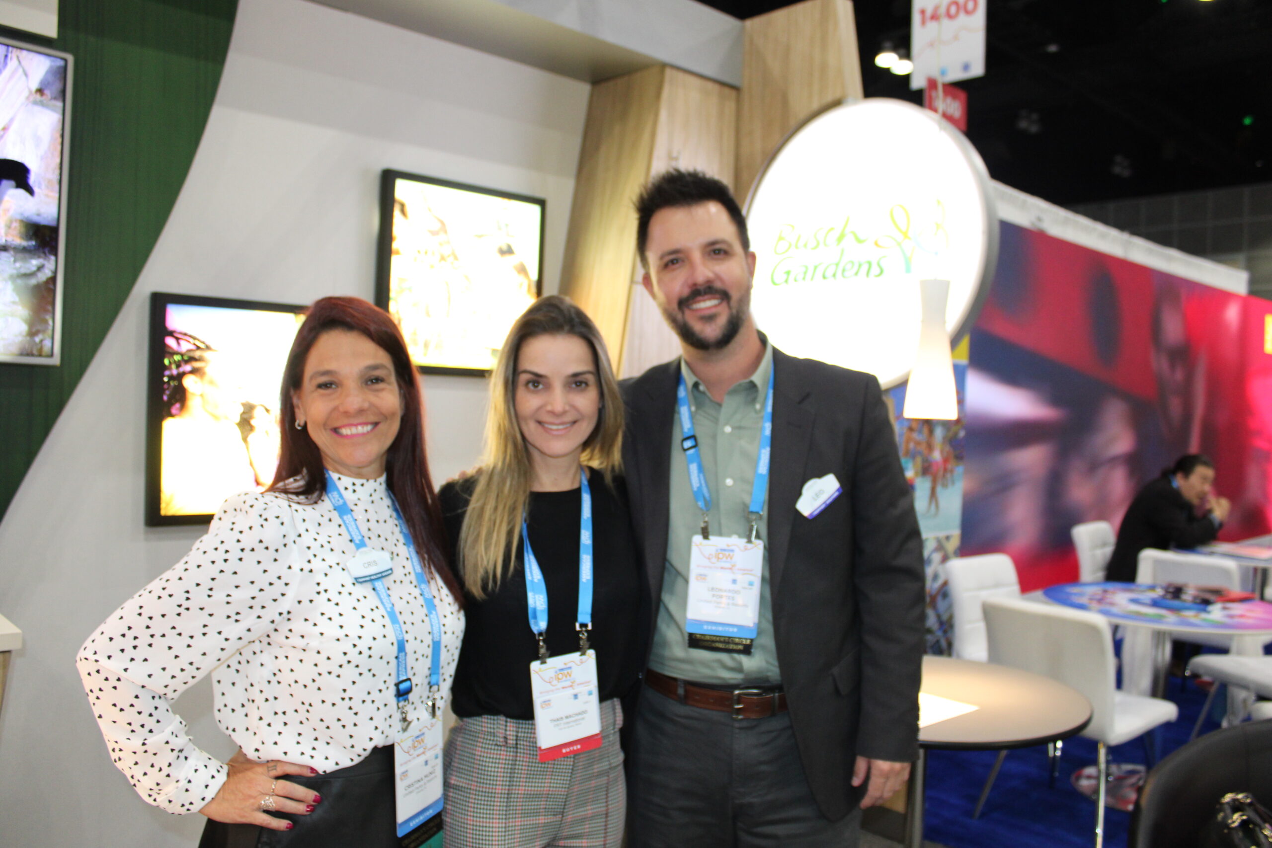 Cris Muniz e Leonardo Fortes, do SeaWorld, com Thais Machado, da FRT Cris Muniz e Leonardo Fortes, do SeaWorld, com Thais Machado, da FRT