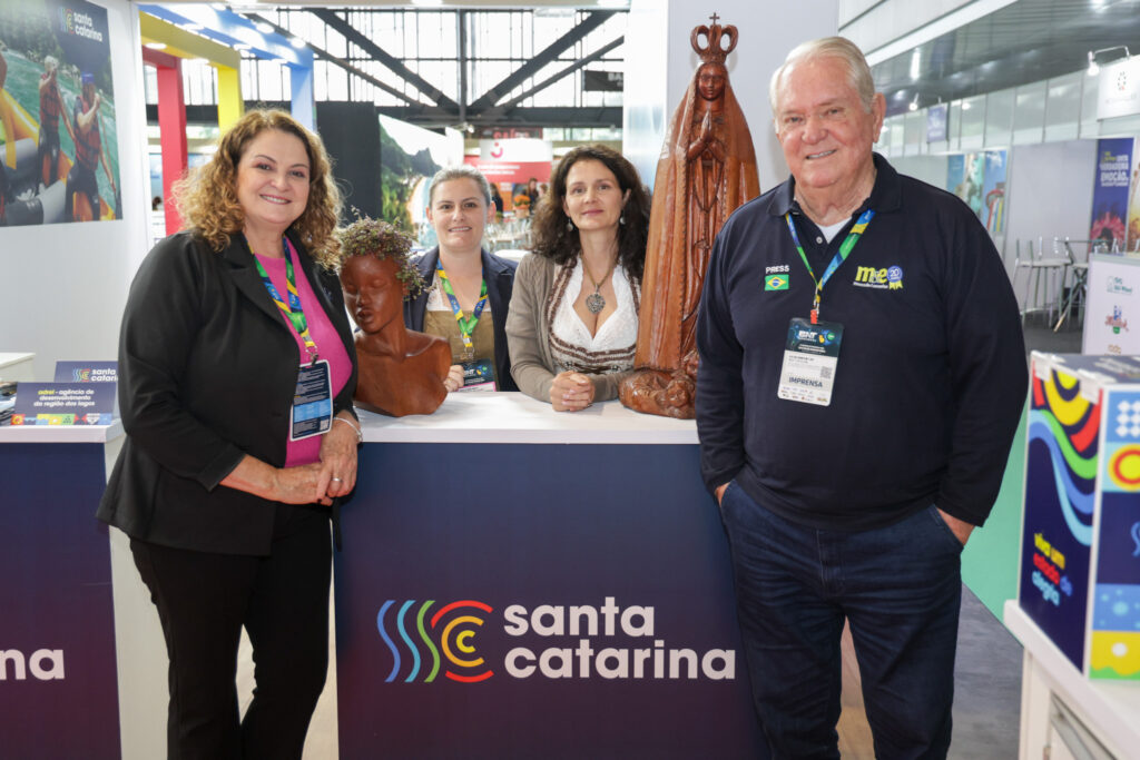 Dirlei Barbieri, da Setur-SC, Ana Carla e Ingrid Thaler, de Treze Tílias-SC, e Roy Taylor, do M&E