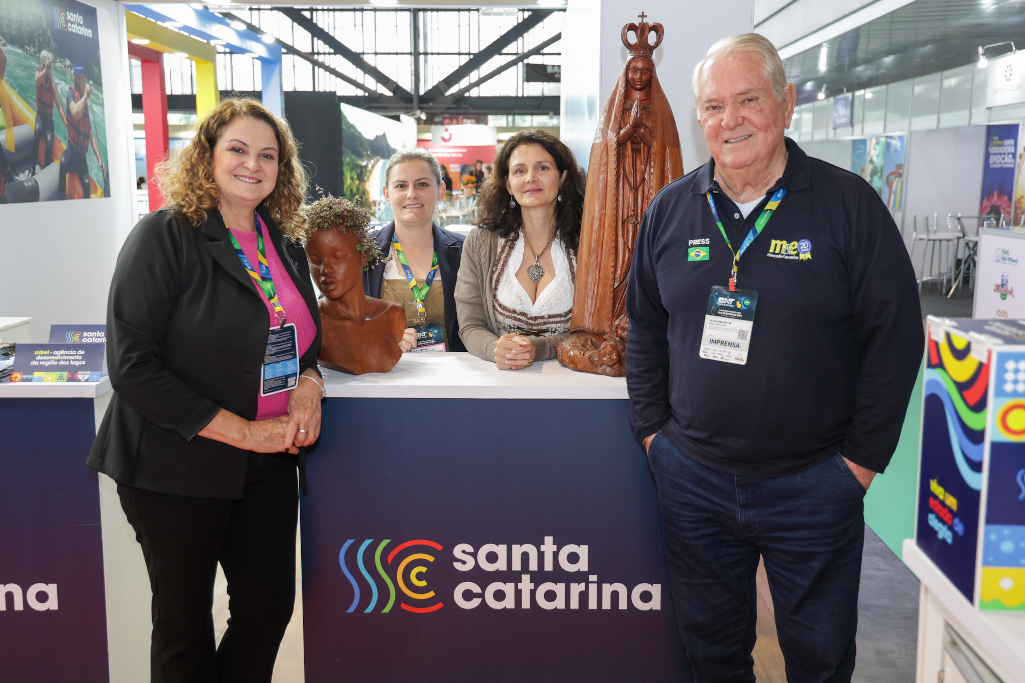 Dirlei Barbieri, da Setur-SC, Ana Carla e Ingrid Thaler, de Treze Tílias-SC, e Roy Taylor, do M&E