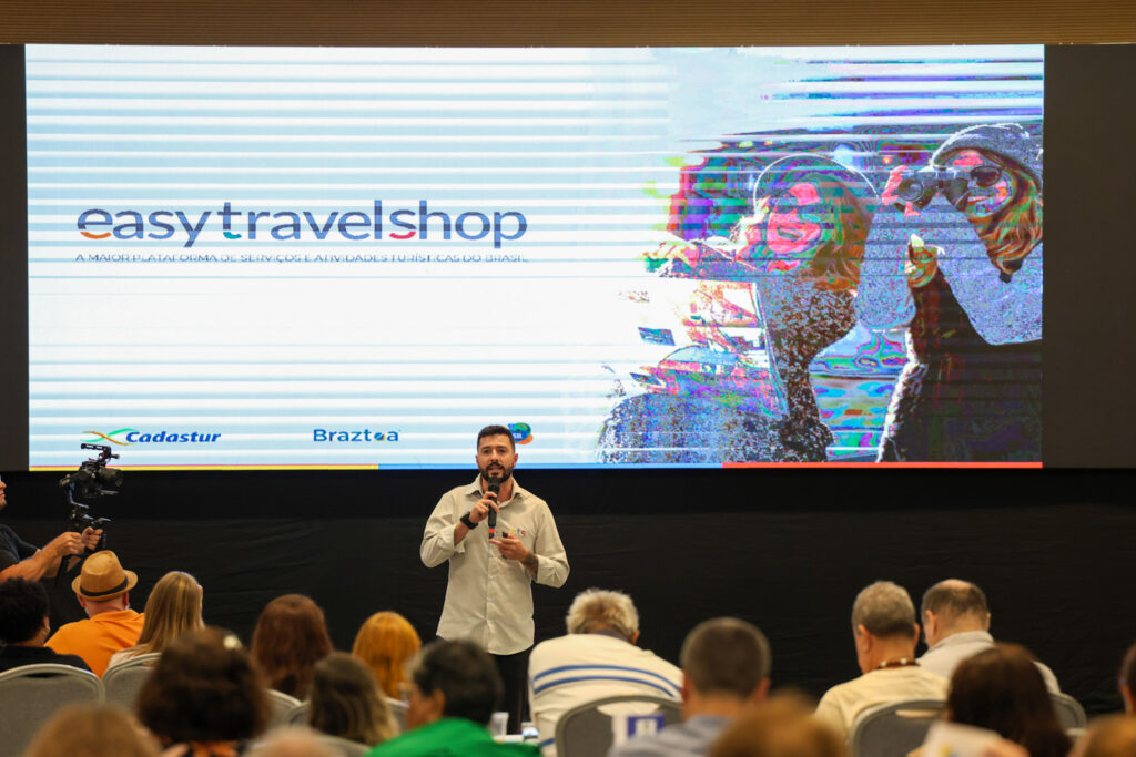 Roadshow M&E: Easy Travel Shop destaca vantagens e diferenciais para agentes de viagens 1 Douglas Diniz da ETS durante Roadshow ME Nacional 2024 Roadshow M&E: Easy Travel Shop destaca vantagens e diferenciais para agentes de viagens