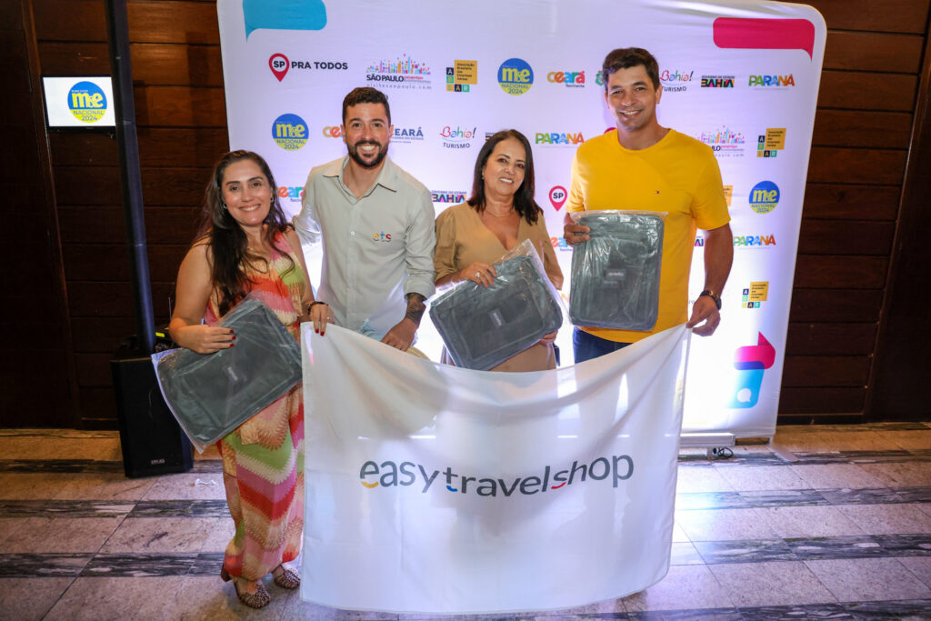 Douglas Diniz, da ETS com os ganhadores do sorteio