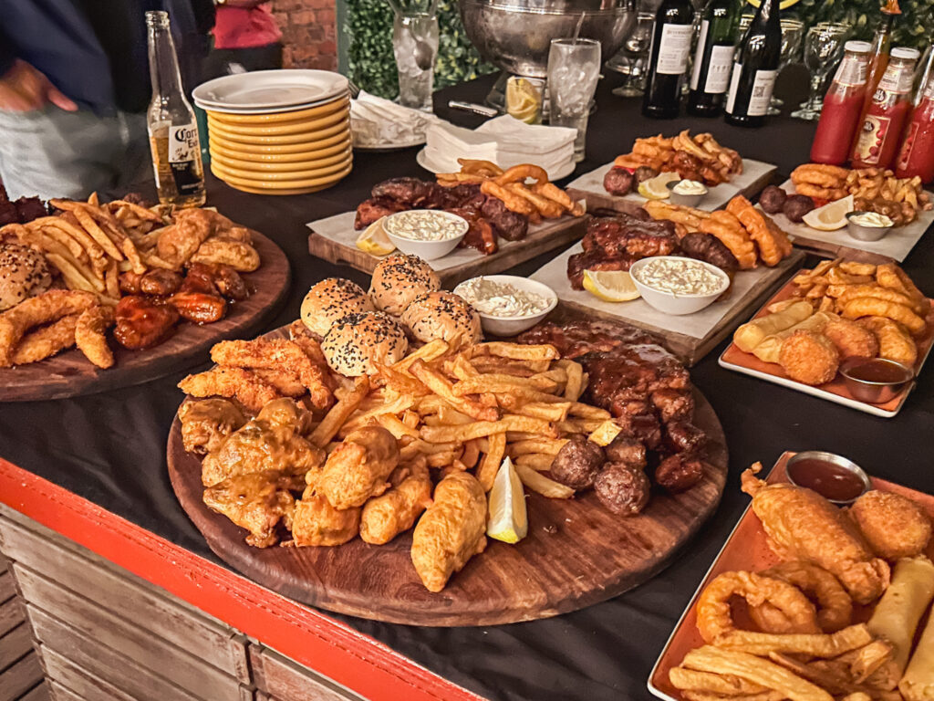 Em formato de finger food, o jantar contou com opções de carne, frango, linguiça e lanches para acompanhar com cerveja e vinho