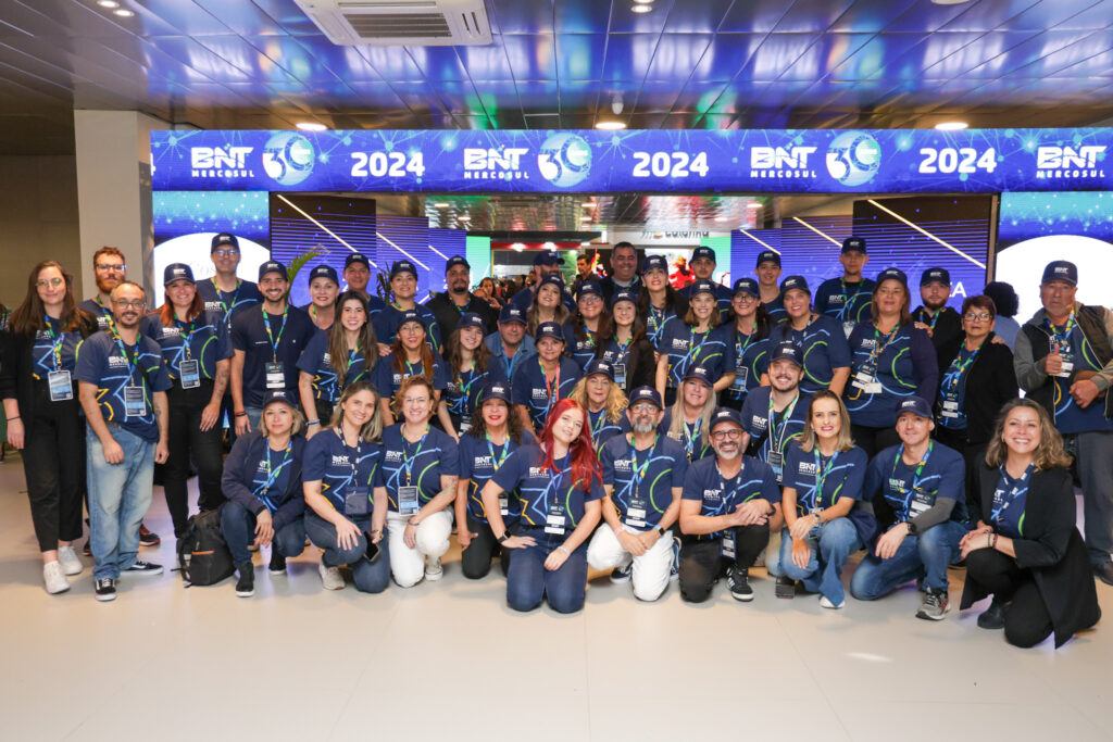 BNT Mercosul: edição histórica de 30 anos recebe mais de 6,3 mil profissionais e 360 marcas 3 Equipe da BNT Mercosul BNT Mercosul: edição histórica de 30 anos recebe mais de 6,3 mil profissionais e 360 marcas