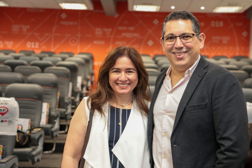 Fabiano Camargo, presidente do conselho da Braztoa e Ana Carolina Medeiros, presidente da Abav Nacional