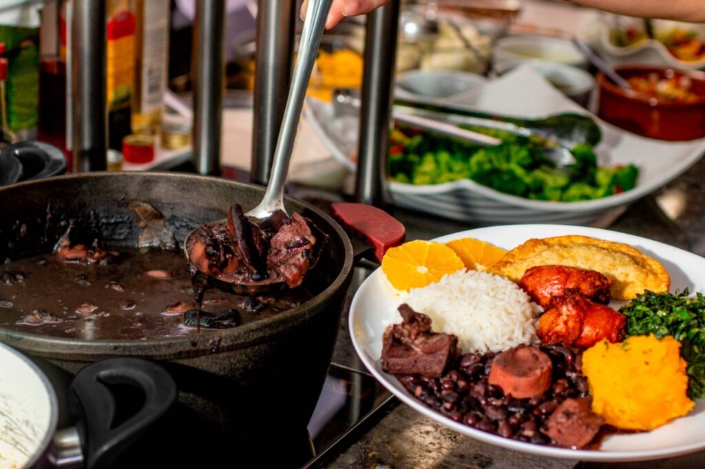 Feijoada e acompanhamentos Windsor oferece tradicional feijoada em unidades da Barra, Centro e Zona Sul do Rio de Janeiro