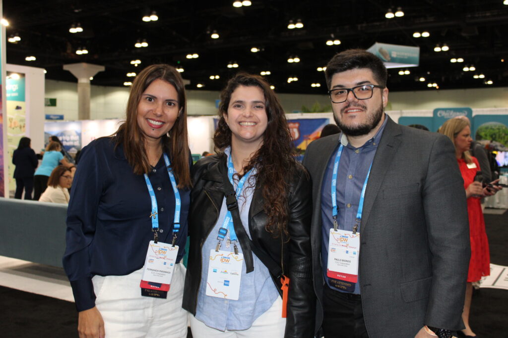 Fernanda Paranhos e Paulo Biondo, da CVC, e Giulliana Mesquita, da Azul Viagens