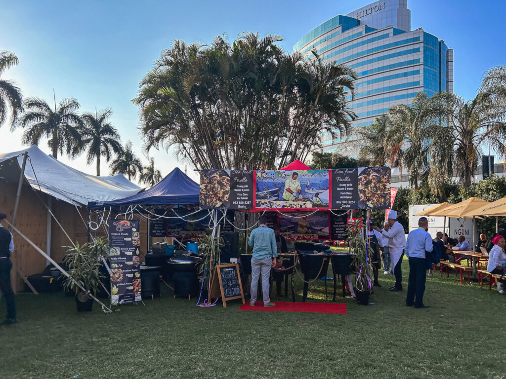 Food trucks estão disponíveis para a alimentação do público