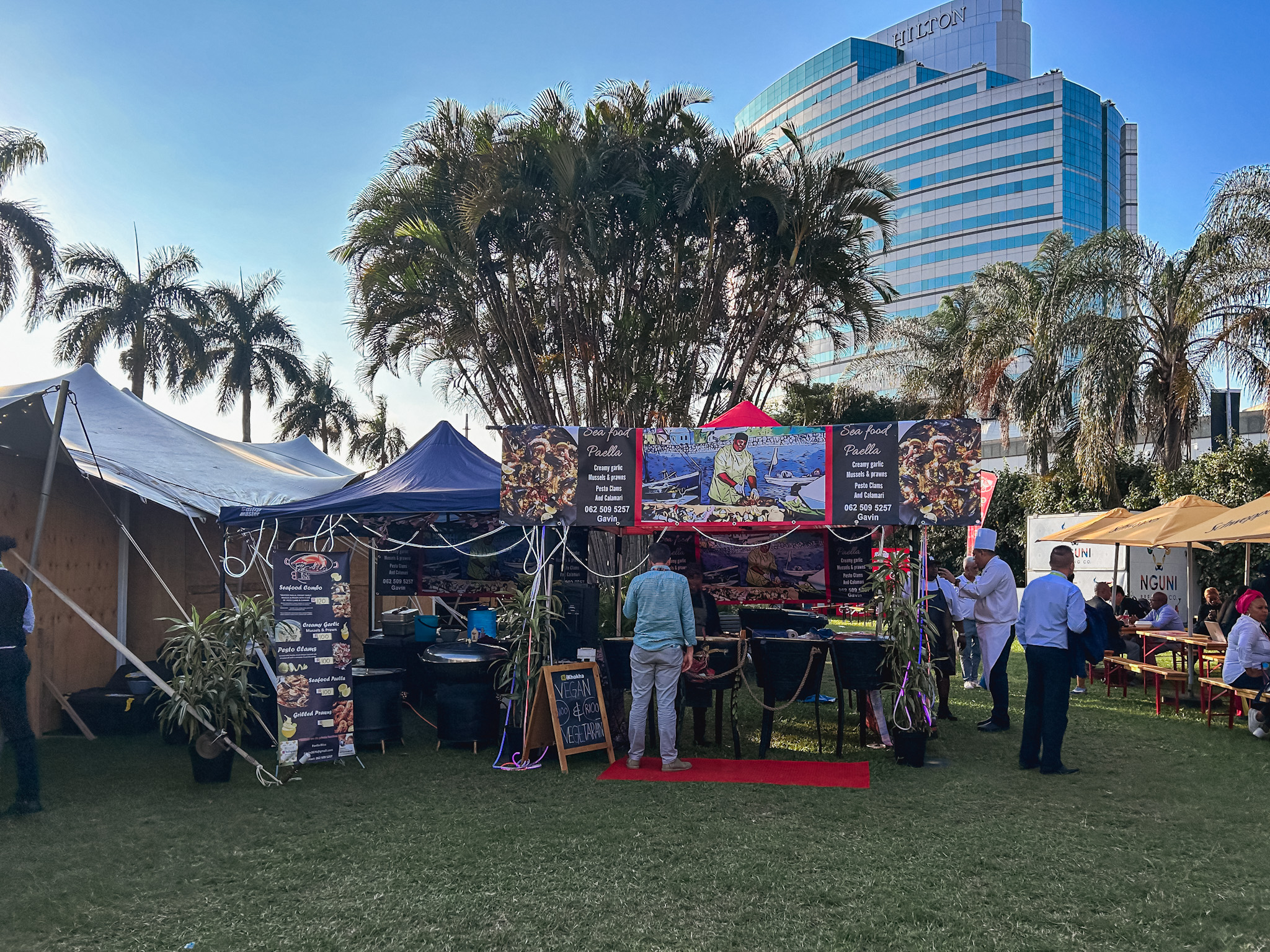 Food trucks estão disponíveis para a alimentação do público Food trucks estão disponíveis para a alimentação do público