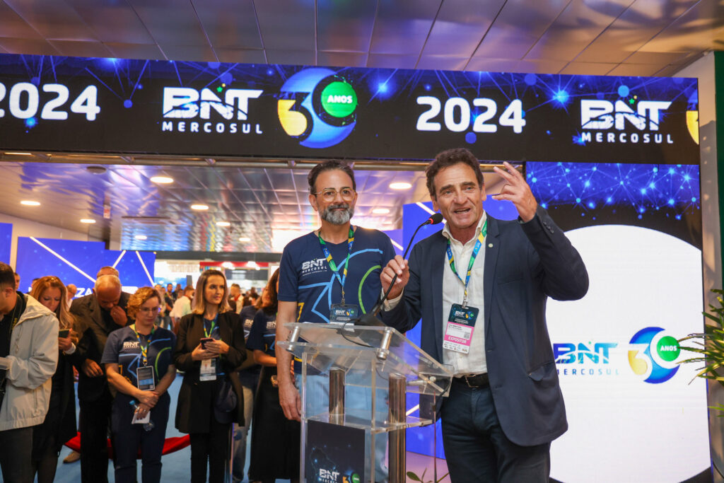 BNT Mercosul 30 anos! Abertura dá a largada para edição histórica em Balneário Camboriú 1 Geninho Goes organizador da BNT e Milton Zuanazzi do MTur BNT Mercosul 30 anos! Abertura dá a largada para edição histórica em Balneário Camboriú