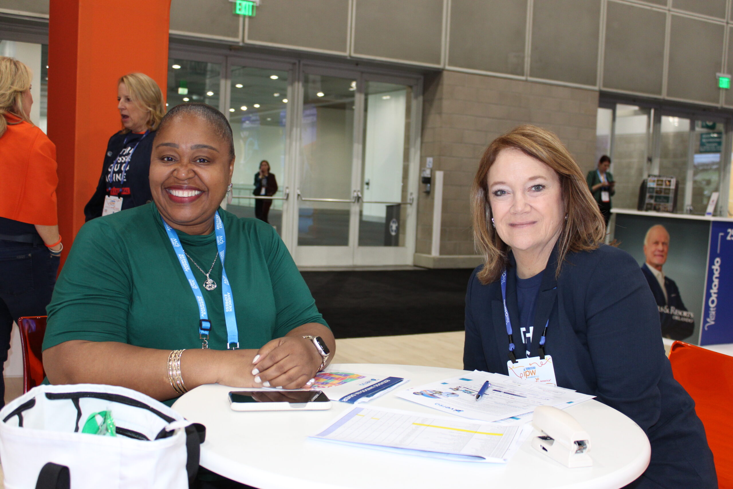 Georgia Mariano, da Diversa, e Elaine Blazys, do Visit Orlando Georgia Mariano, da Diversa, e Elaine Blazys, do Visit Orlando