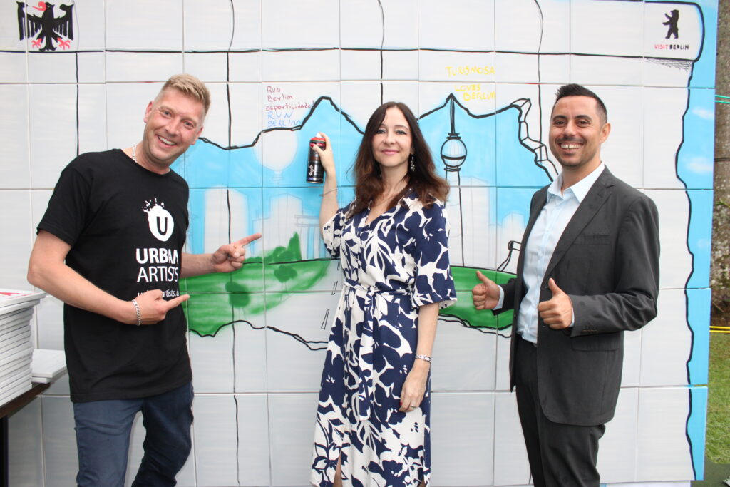 Berlim celebra 35 anos da queda do muro e apresenta as novidades de 2024 em São Paulo 1 Hendrik auf der Heidt artista berlinense e fundador da Urbanartists Martina Hackelberg Consul Geral da Alemanha em Sao Paulo e Carlo Carbone gerente de Mercado do visitBerlin no Brasil Berlim celebra 35 anos da queda do muro e apresenta as novidades de 2024 em São Paulo