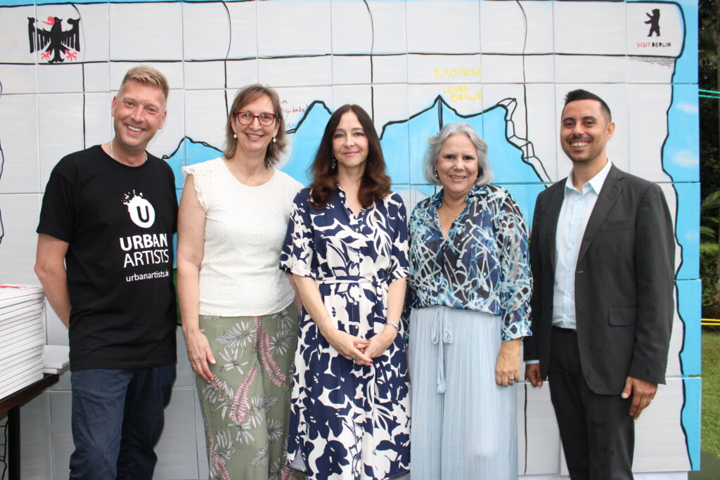 Berlim recupera 80% dos turistas brasileiros em 2023 e chega a 33 mil pernoites no 1T24 2 Hendrik auf der Heidt da Urbanartists Debora Creutzberg do visitBerlin Martina Hackelberg Consul Geral da Alemanha em Sao Paulo e Carlo Carbone e Adriana Martins do visitBerlin Berlim recupera 80% dos turistas brasileiros em 2023 e chega a 33 mil pernoites no 1T24