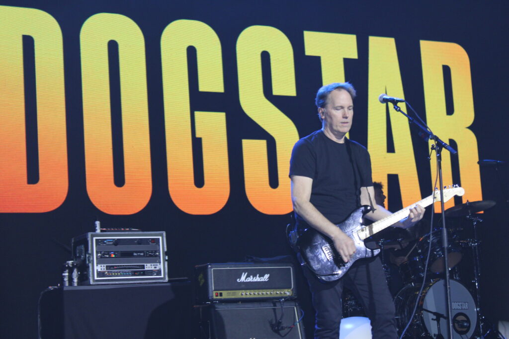 Bret Domrose é o vocalista da banda Dogstar