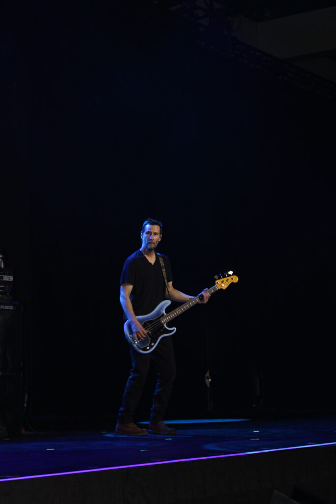 Público do IPW acompanhou o talento de Keanu Reeves como baixista