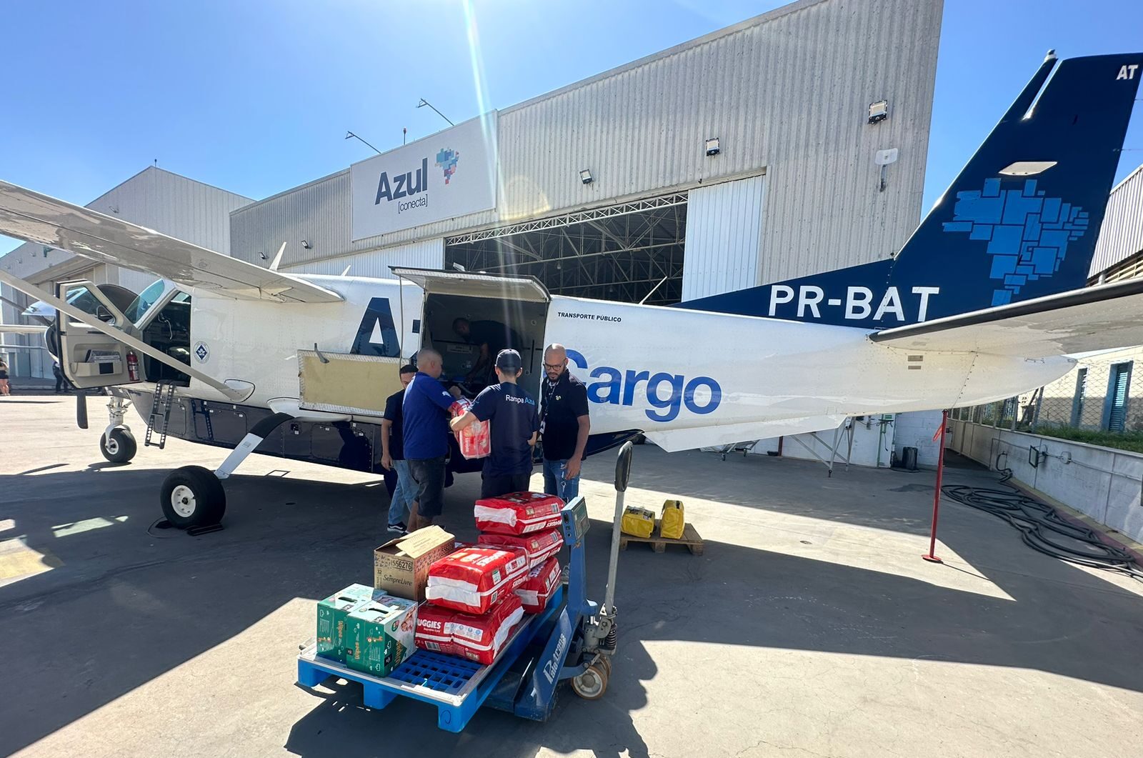 IMG 1676 e1715263269199 Azul Conecta realiza três voos diários de ajuda humanitária ao Rio Grande do Sul