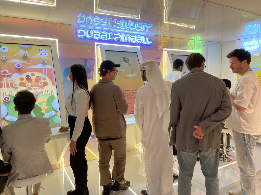 Pinball de prêmios no estande de Dubai