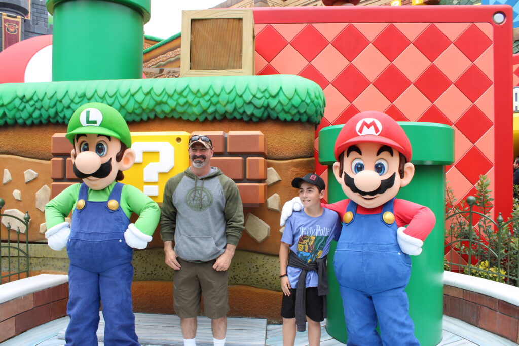 Mario e Luigi fazem fotos com os visitantes