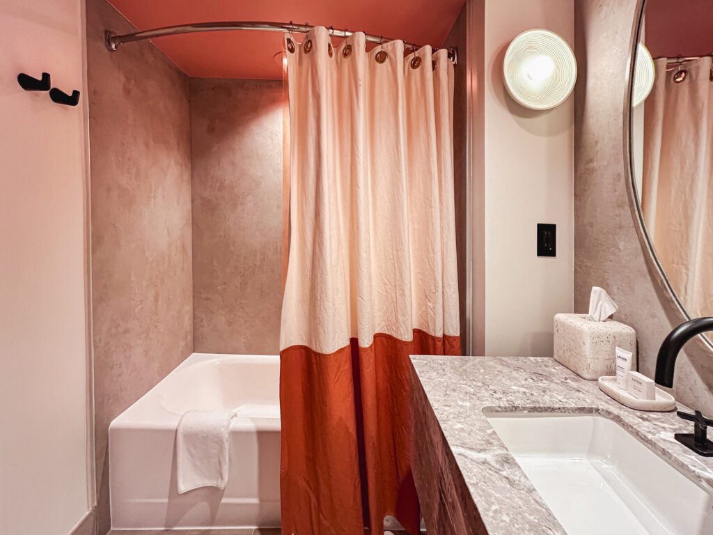 No  Hotel Le Merigot Santa Monica há opções de banheiro com chuveiro e banheira