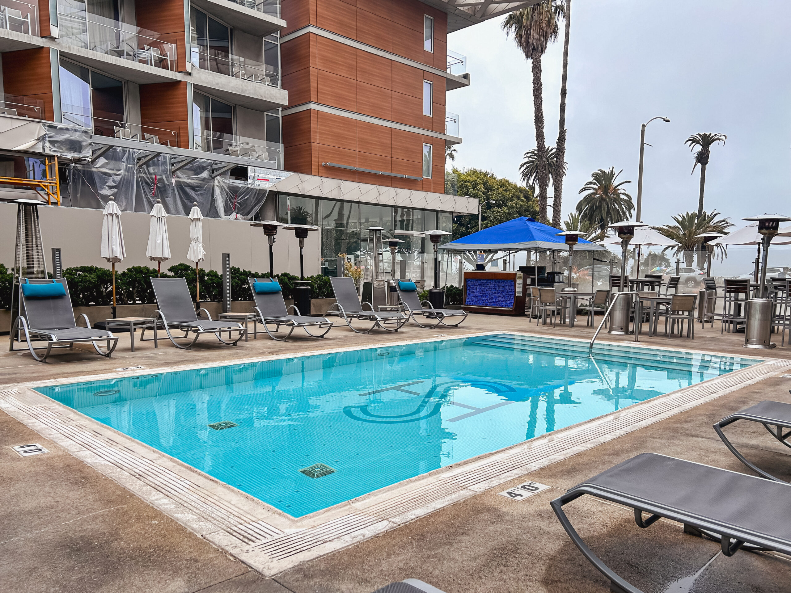O Shore Hotel em Santa Monica possui piscina e áreas de convivência social O Shore Hotel em Santa Monica possui piscina e áreas de convivência social