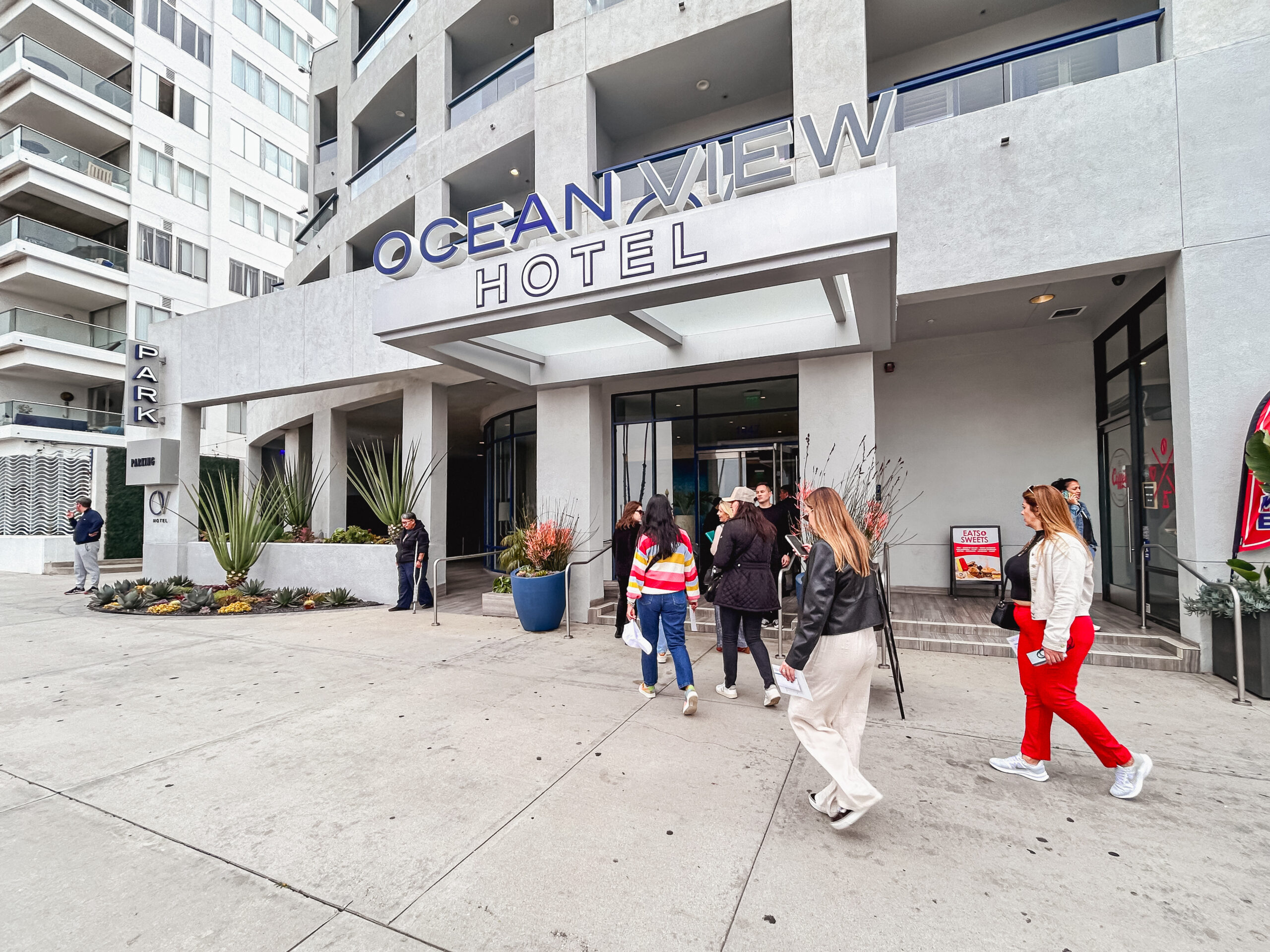Fachada do hotel Ocean View em Santa Monica Fachada do hotel Ocean View em Santa Monica
