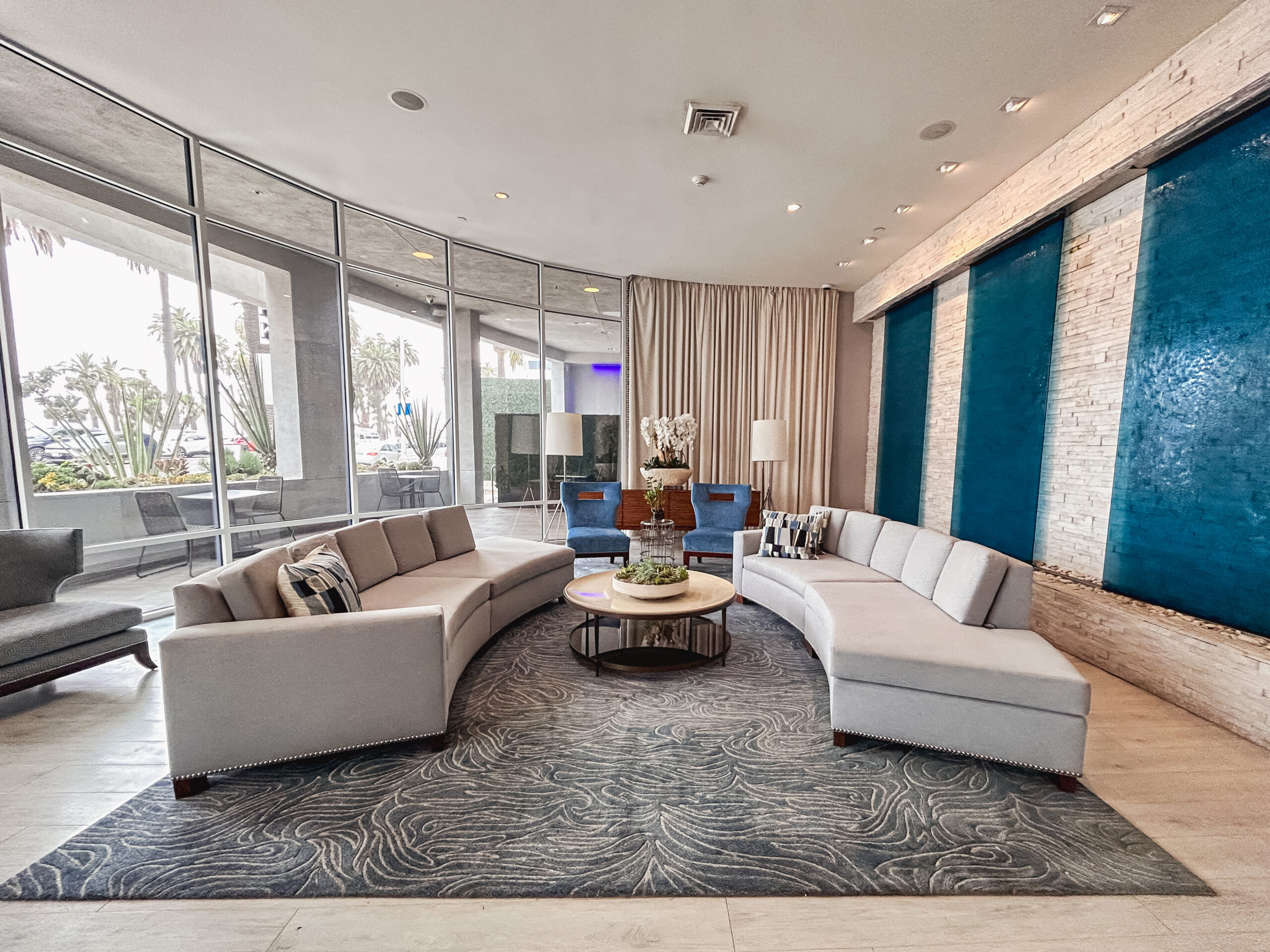 Lobby do hotel Ocean View em Santa Monica Lobby do hotel Ocean View em Santa Monica