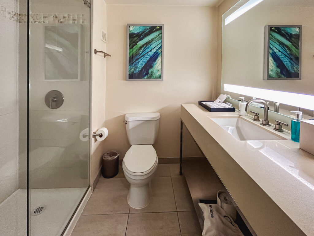 Banheiro com chuveiro do hotel Ocean View em Santa Monica