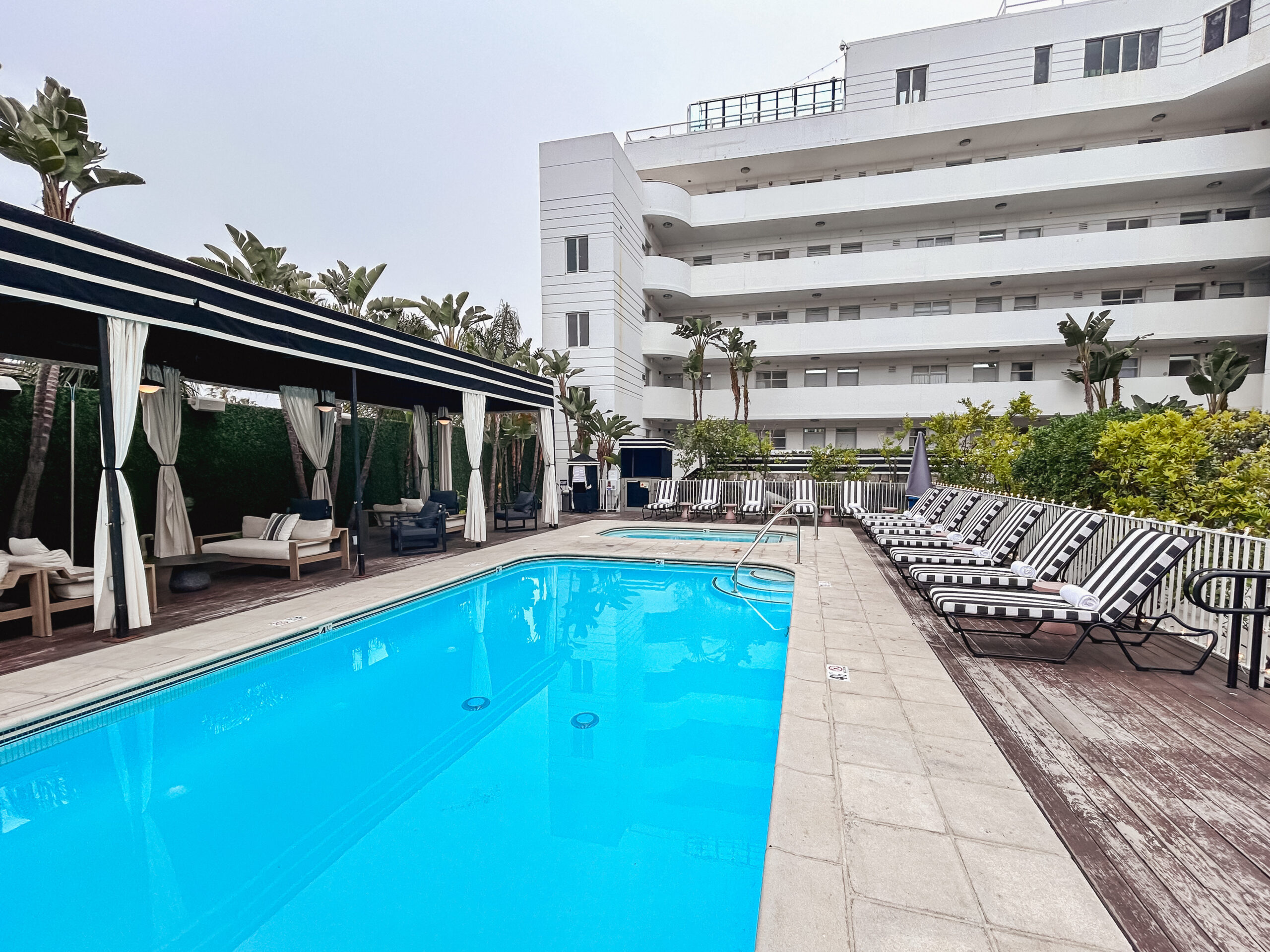 Piscina do hotel The Beacon em Santa Monica Piscina do hotel The Beacon em Santa Monica