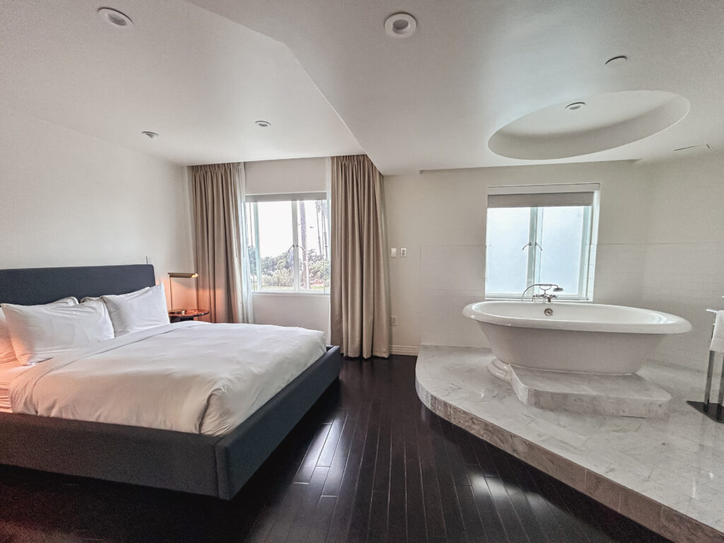 Quarto com banheira no hotel The Beacon em Santa Monica