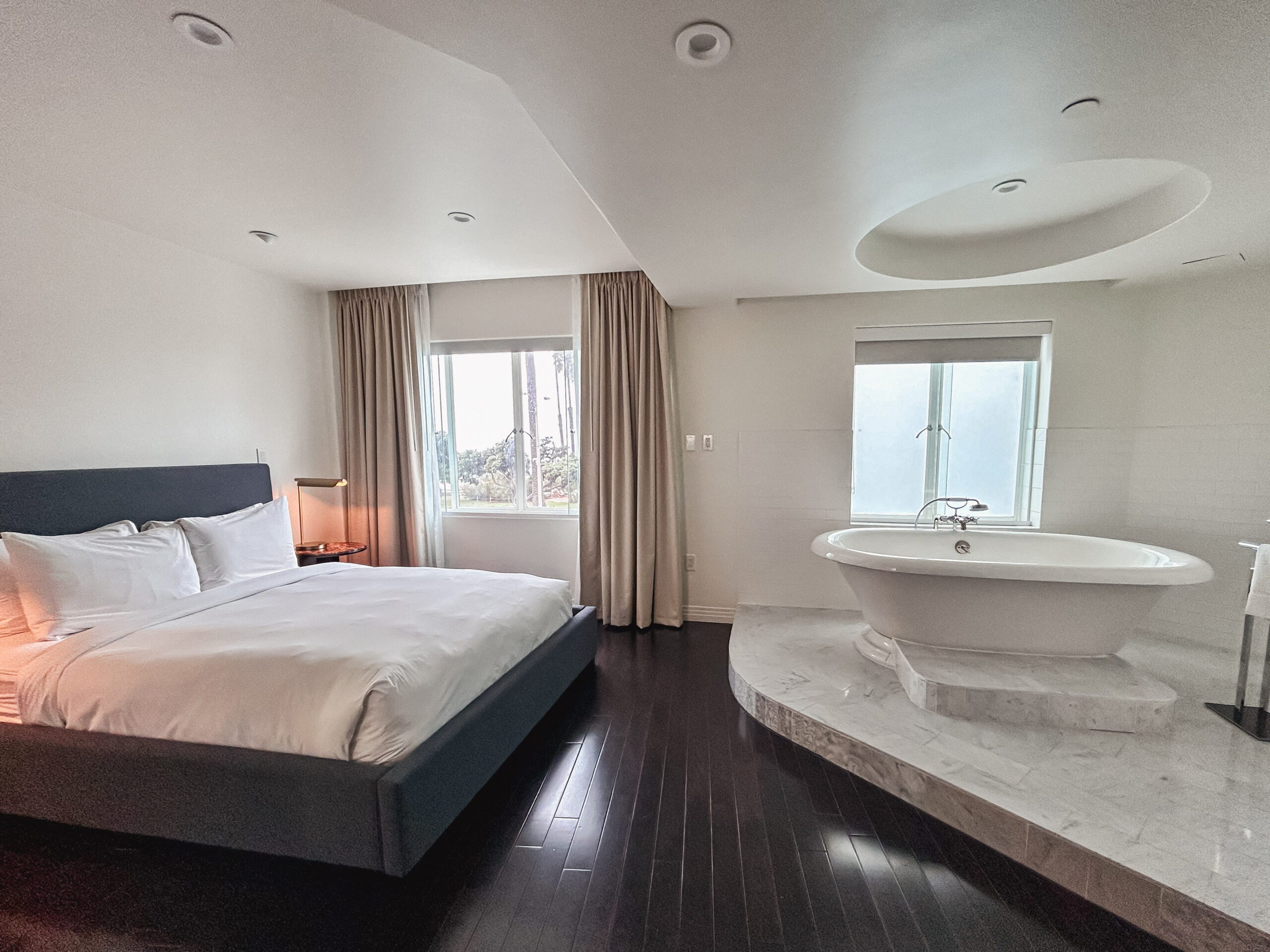 Quarto com banheira no hotel The Beacon em Santa Monica Quarto com banheira no hotel The Beacon em Santa Monica