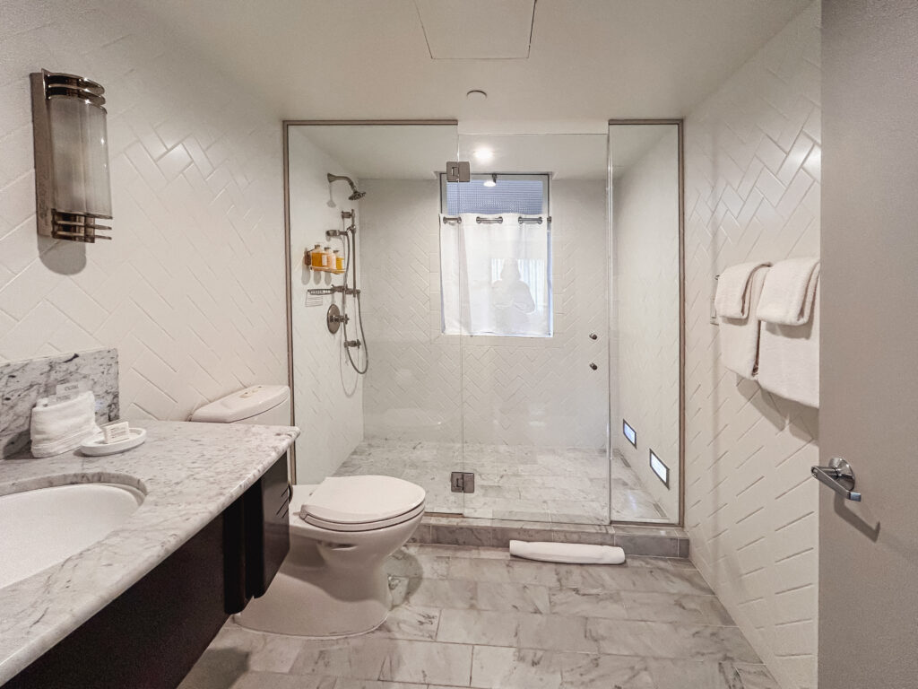 Banheiro com chuveiro no hotel The Beacon em Santa Monica