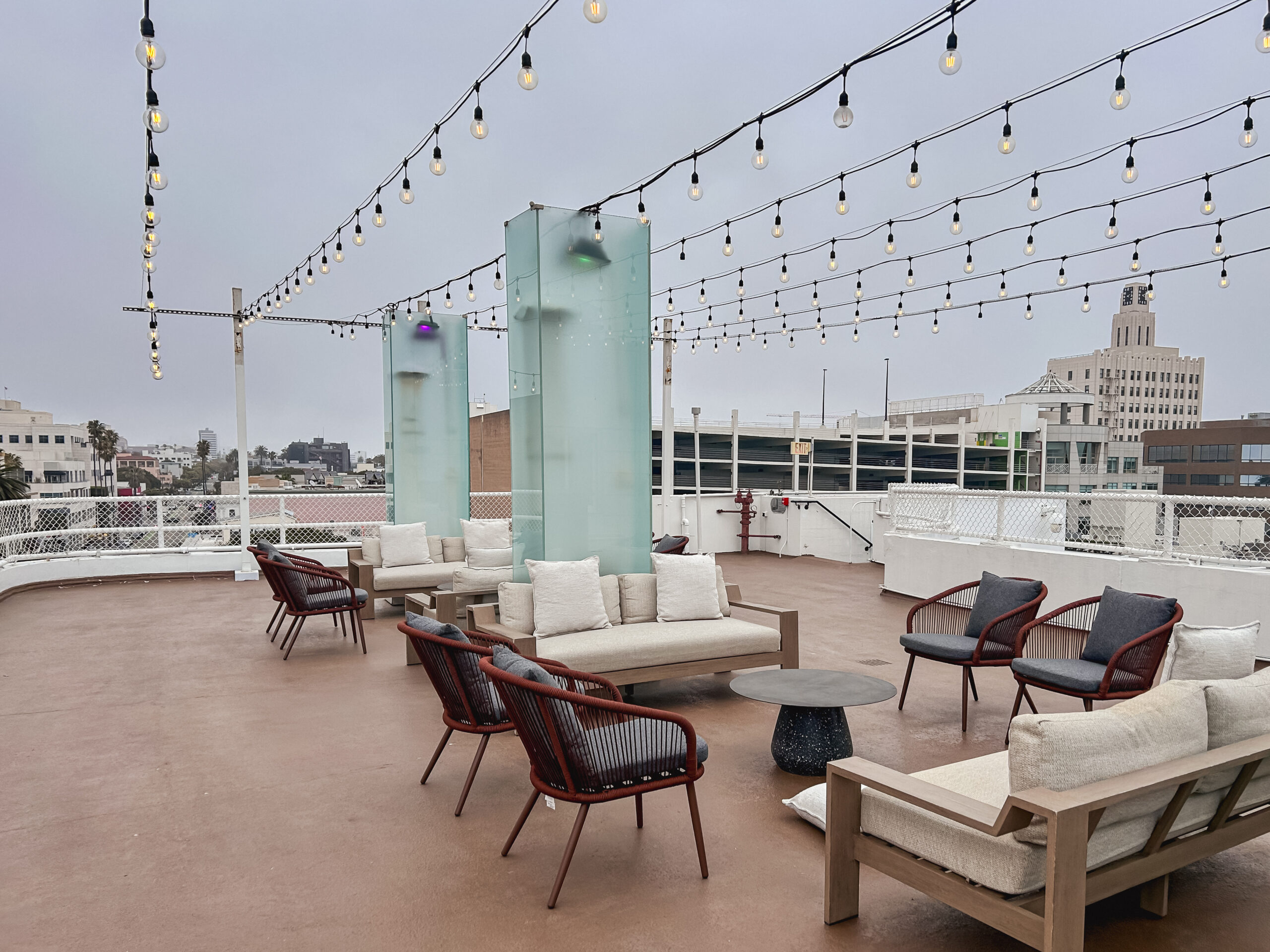 Bem decorado, o rooftop hotel The Beacon é um ótima opção para curtir a noite Bem decorado, o rooftop hotel The Beacon é um ótima opção para curtir a noite