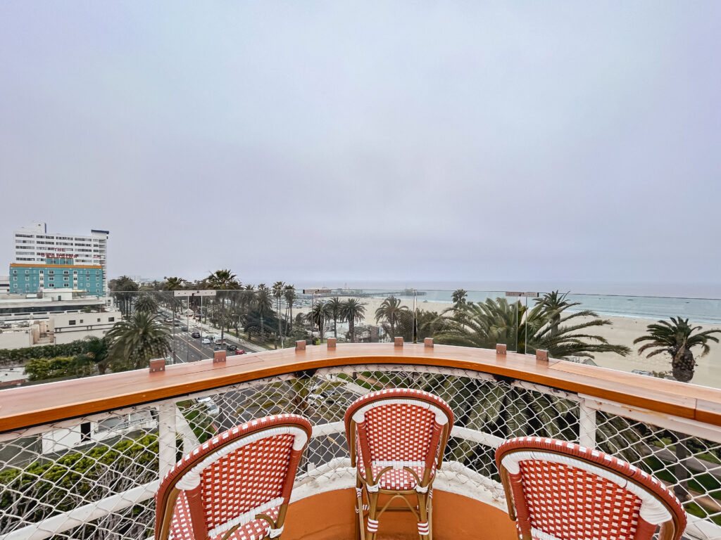Vista para a praia a partir do rooftop no hotel The Beacon em Santa Monica