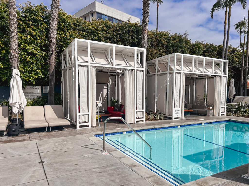 Cabanas em frente a piscina para mais conforto dos hóspede no Hotel Viceroy em Santa Monica