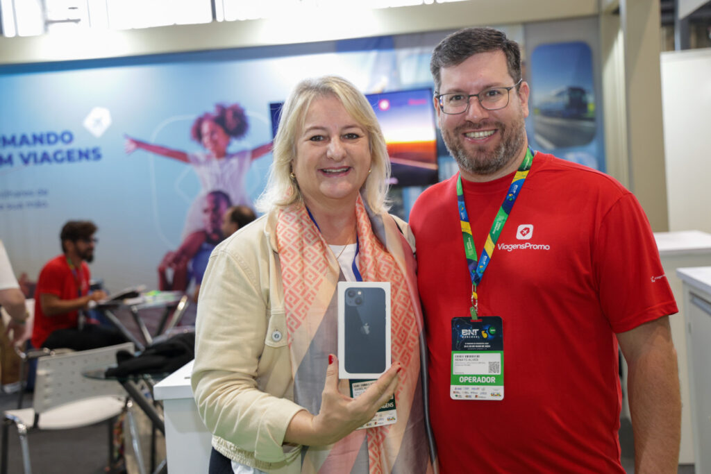 Isabel Klimesch, da Bel Turismo Joinville-SC, ganhadora do iPhone, e Renato Alves, da ViagensPromo