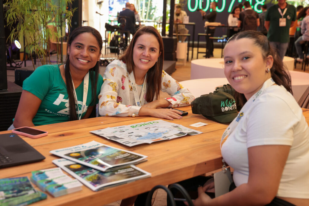 Izabel Felix e Kassilene Cardadeiro, do Bonito Eco Hotel, e Beatriz Raquel, da Auroraeco Viagens