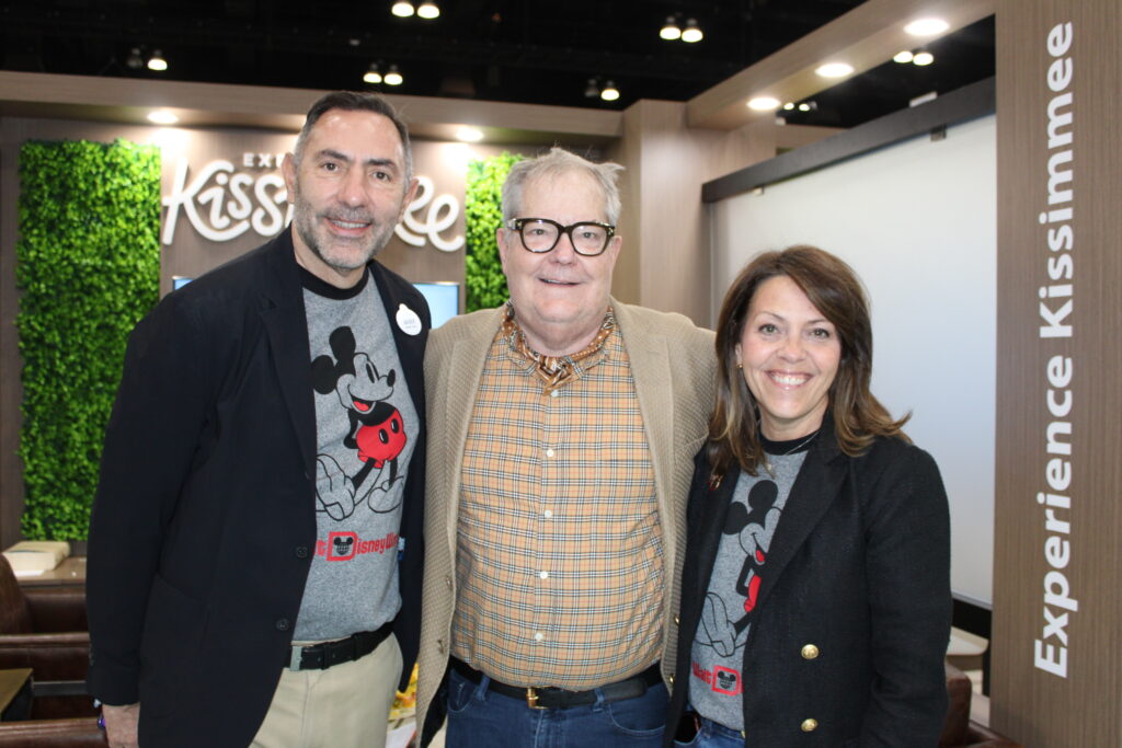 Javier Moreno e Jodi Bainter, da Disney, com DT Minich, do Experience Kissimmee