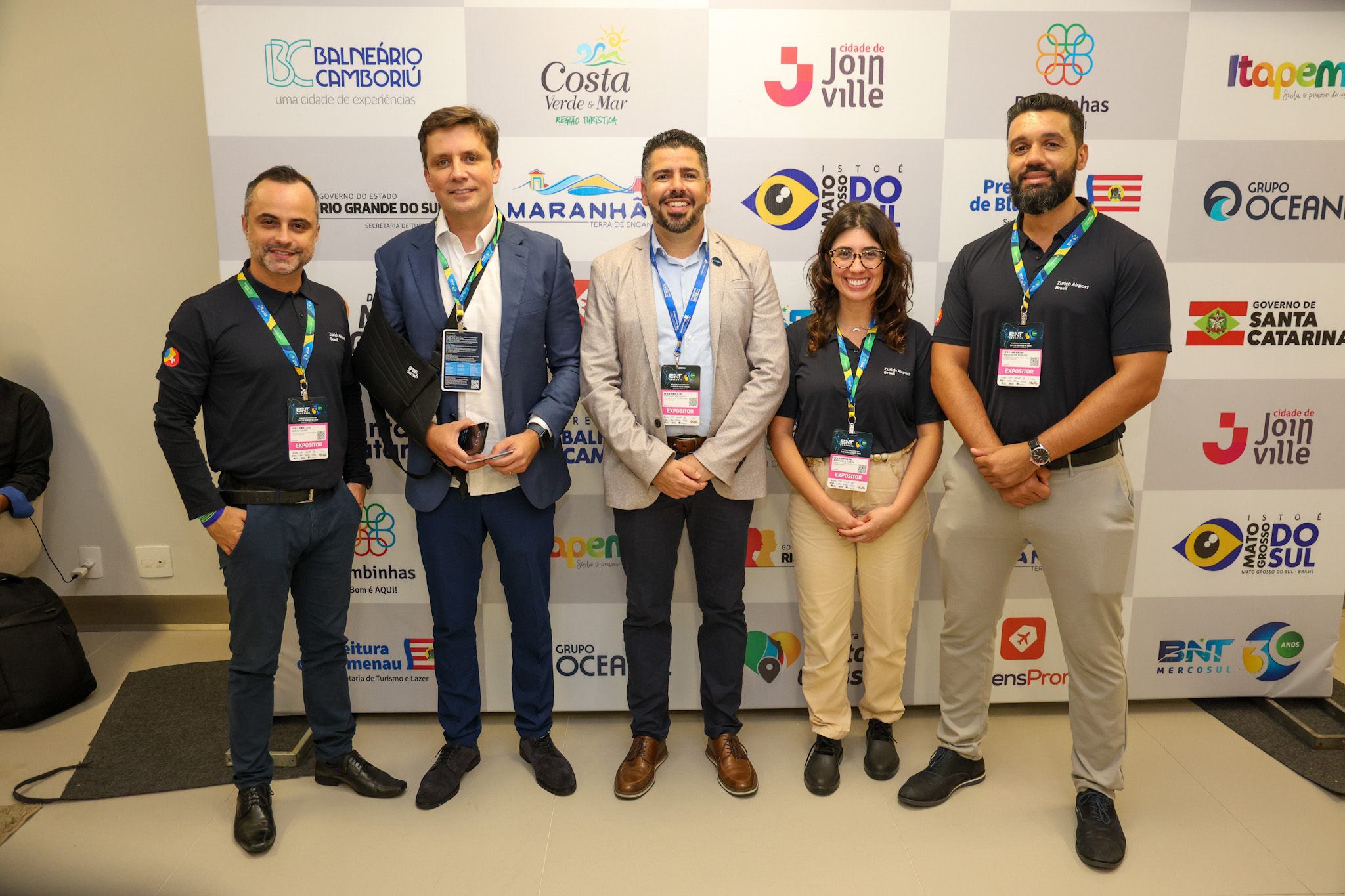 Jerco Bacic, da Zurich Airport, Fabricio Oliveira, prefeito de Balneário Camboriú, Raphael de Lucca, da Copa Airlines, e Marcella Costa e Anderson Ribeiro, da Zurich Airport Jerco Bacic, da Zurich Airport, Fabricio Oliveira, prefeito de Balneário Camboriú, Raphael de Lucca, da Copa Airlines, e Marcella Costa e Anderson Ribeiro, da Zurich Airport