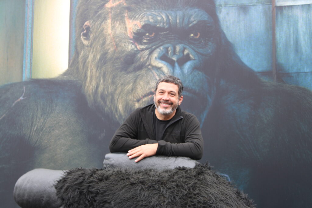Jorge Souza, da Orinter, na mão do King Kong