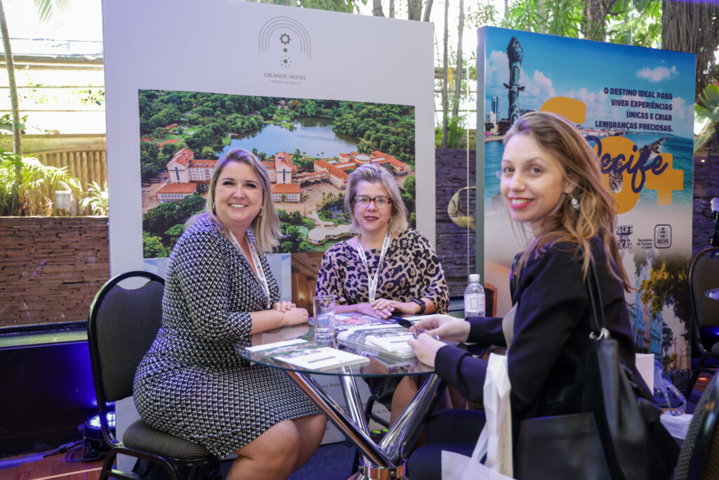 Juliana da Silva e Viviane adias, do Grande Hotel Termas de Araxá e Talita Leão, da LT Viagens