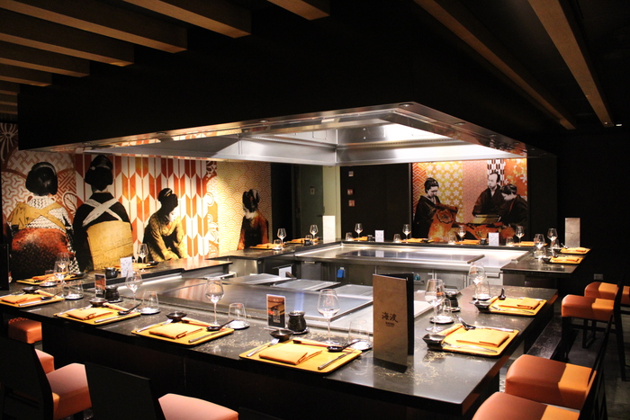 Kaito Teppanyaki apresenta oito churrasqueiras Teppanyaki e 64 lugares para os hóspedes Kaito Teppanyaki apresenta oito churrasqueiras Teppanyaki e 64 lugares para os hóspedes