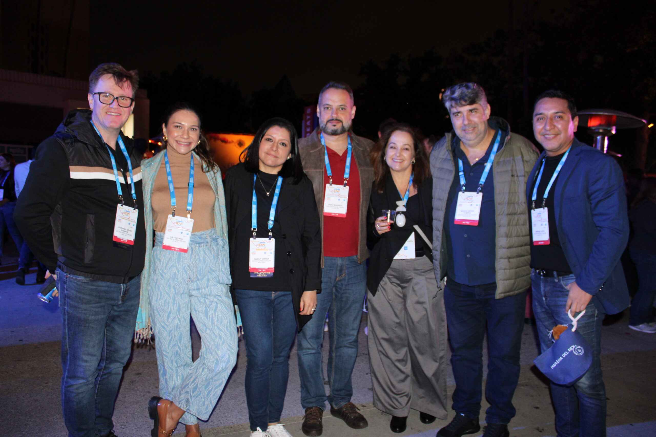 Leo Segantin, Lia Coutinho e Pamela Correa, da EZLink, Tadeu Mangrich e Valeria Firetti e Marcio Pompeu, da OFB, e Enrique Lopez, da EZLink