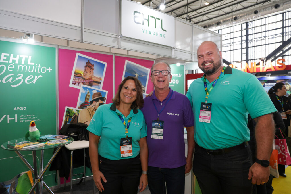 Leonardo Wanderhic, da TripService, entre Simone Ricio e Lauricio Paiva, da EHTL