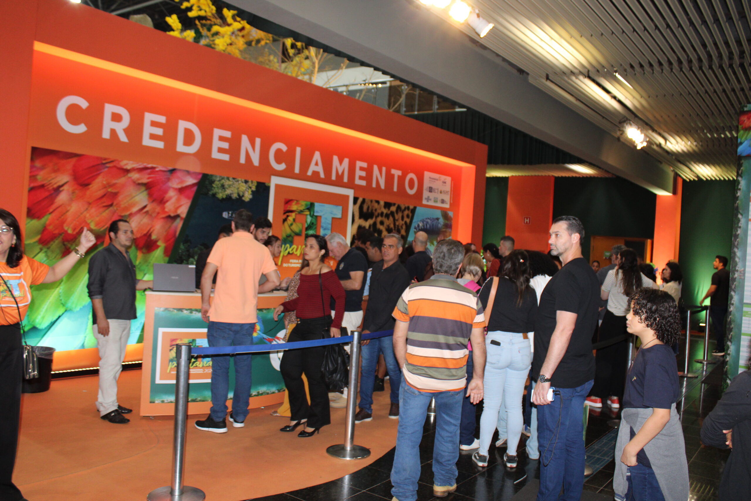 Longa fila para o credenciamento no primeiro dia
