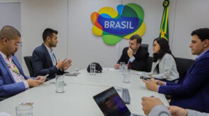 Marcelo Freixo se reúne com representantes de evento esportivo, em Brasília (Foto: Renato Vaz:Embratur)