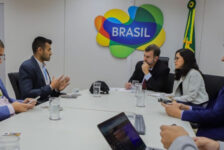 Marcelo Freixo se reúne com representantes de evento esportivo, em Brasília (Foto: Renato Vaz:Embratur)