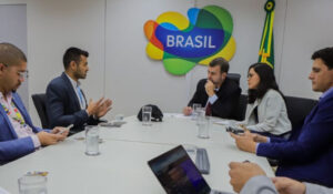 Marcelo Freixo se reúne com representantes de evento esportivo, em Brasília (Foto: Renato Vaz:Embratur)