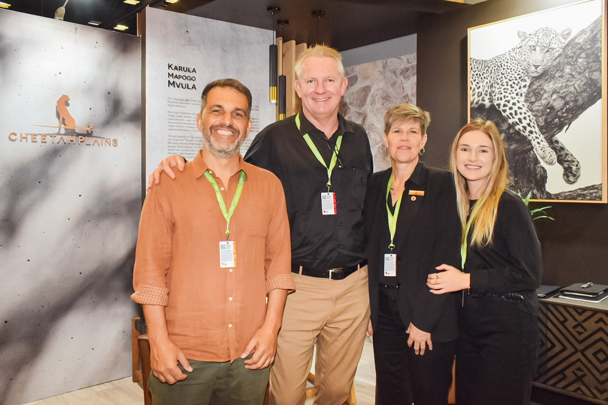 Marcelo Marques, do Turismo da África do Sul com Peter Dros, Michelle Van Der Westhuizen e Danica Groenewald, do Cheetah Plains Lodge Marcelo Marques, do Turismo da África do Sul com Peter Dros, Michelle Van Der Westhuizen e Danica Groenewald, do Cheetah Plains Lodge