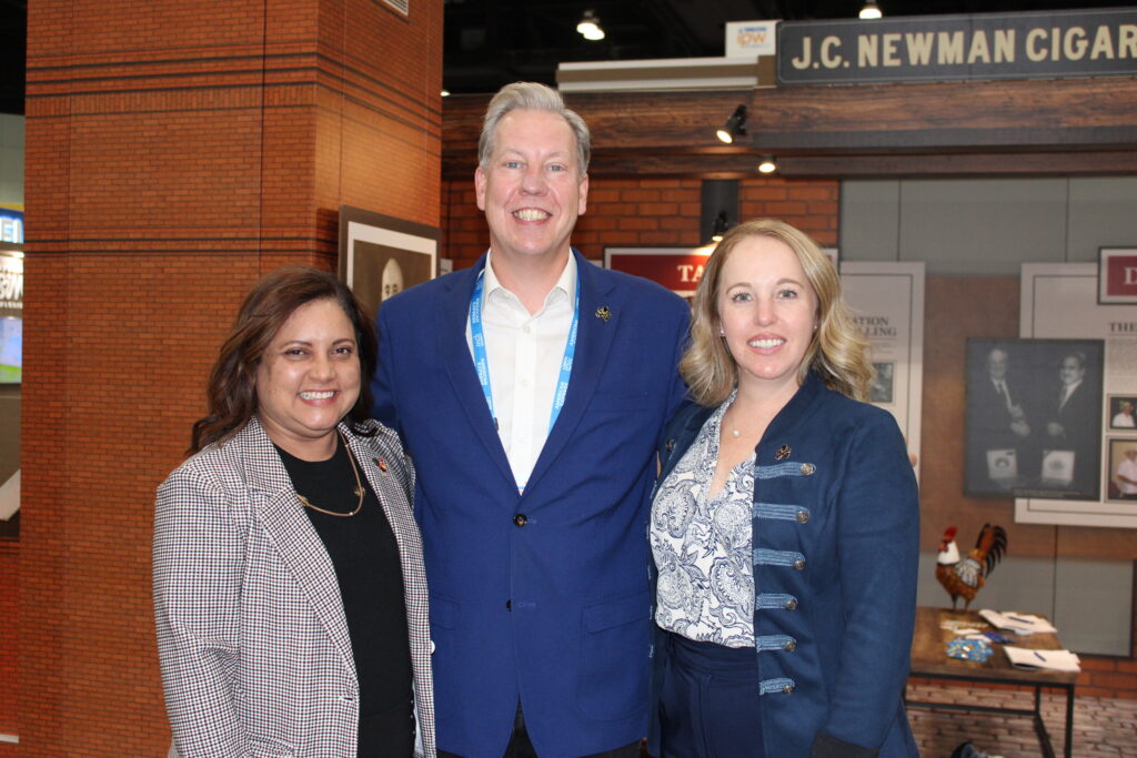 Marisol Berrios, Patrick Harrison e Stefanie Zinke, de Tampa Bay