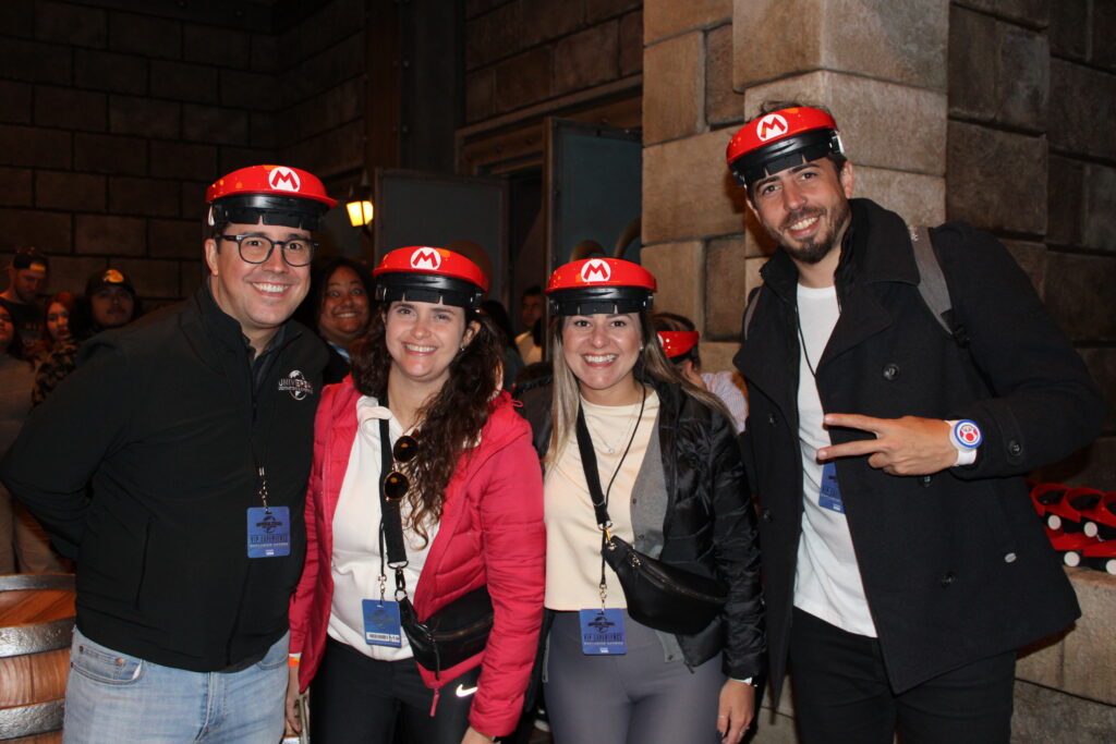 Martim Diniz, da Universal, com Giulliana Mesquita, Natalia Saderi e Yago Masid, da Azul Viagens